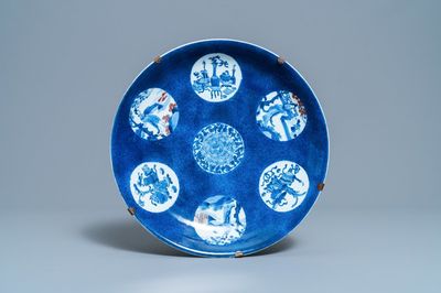Een Chinese blauw-witte en koperrode schotel met poederblauwe fondkleur, Kangxi