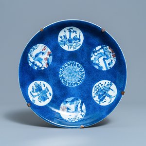 Een Chinese blauw-witte en koperrode schotel met poederblauwe fondkleur, Kangxi — foto 1