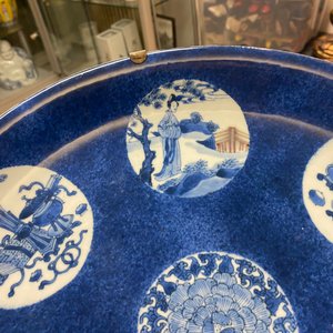 Een Chinese blauw-witte en koperrode schotel met poederblauwe fondkleur, Kangxi — foto 19
