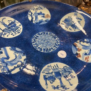 Een Chinese blauw-witte en koperrode schotel met poederblauwe fondkleur, Kangxi — foto 21