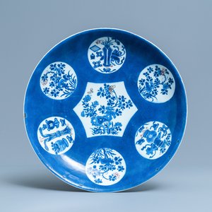 Een Chinese blauw-witte en koperrode schotel met poederblauwe fondkleur, Kangxi — foto 1