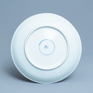 Een Chinese blauw-witte en koperrode schotel met poederblauwe fondkleur, Kangxi — foto 2