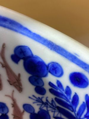 Een Chinese blauw-witte en koperrode schotel met zeedieren, Kangxi — foto 18