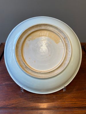 Een Chinese blauw-witte en koperrode schotel met zeedieren, Kangxi — foto 3