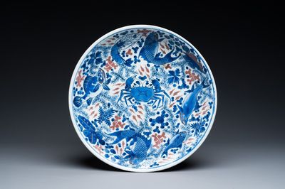 Een Chinese blauw-witte en koperrode schotel met zeedieren, Kangxi