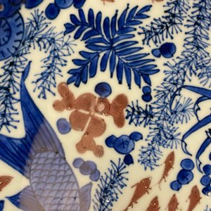 Een Chinese blauw-witte en koperrode schotel met zeedieren, Kangxi — foto 12
