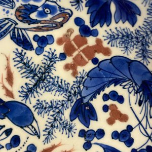 Een Chinese blauw-witte en koperrode schotel met zeedieren, Kangxi — foto 13