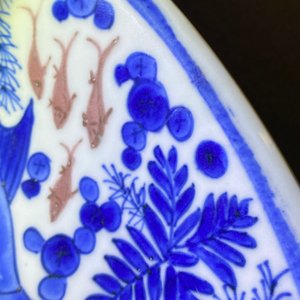 Een Chinese blauw-witte en koperrode schotel met zeedieren, Kangxi — foto 6