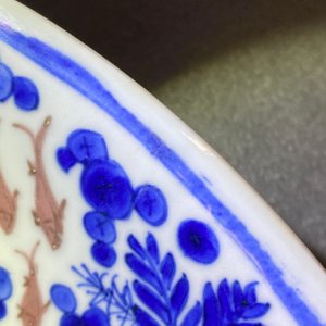 Een Chinese blauw-witte en koperrode schotel met zeedieren, Kangxi — foto 7