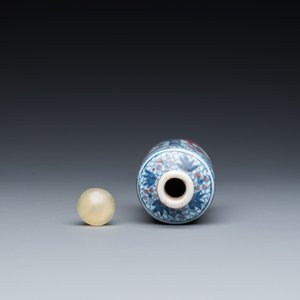 Een Chinese blauw-witte en koperrode snuiffles, 19e eeuw — foto 5