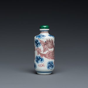 Een Chinese blauw-witte en koperrode snuiffles met een draak, Yongzheng merk, 19e eeuw — foto 1