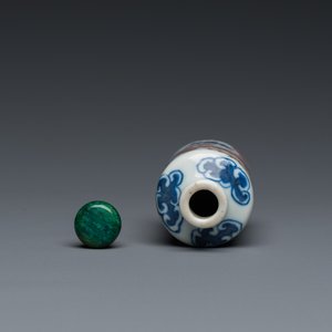Een Chinese blauw-witte en koperrode snuiffles met een draak, Yongzheng merk, 19e eeuw — foto 5