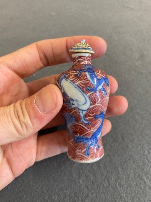 Een Chinese blauw-witte en koperrode snuiffles met honden, 19e eeuw — foto 3