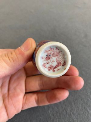 Een Chinese blauw-witte en koperrode snuiffles met honden, 19e eeuw — foto 4