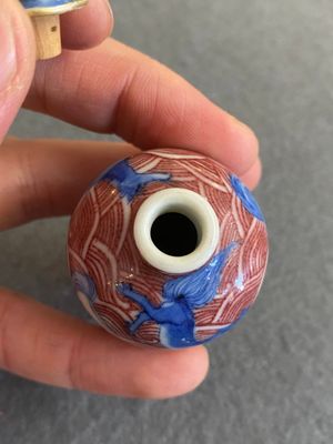 Een Chinese blauw-witte en koperrode snuiffles met honden, 19e eeuw — foto 7