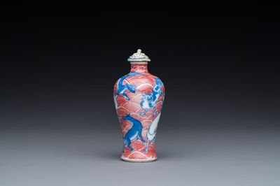 Een Chinese blauw-witte en koperrode snuiffles met honden, 19e eeuw