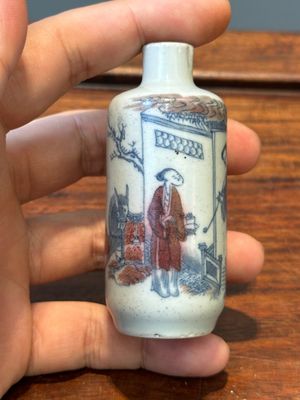 Een Chinese blauw-witte en koperrode snuiffles met inscriptie, 19e eeuw — foto 2