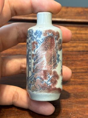 Een Chinese blauw-witte en koperrode snuiffles met inscriptie, 19e eeuw — foto 5