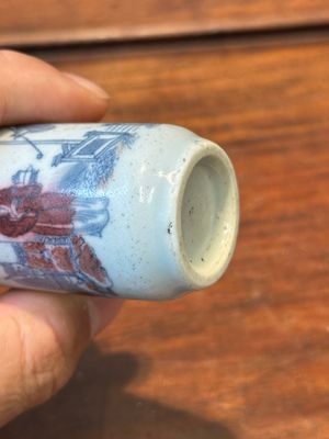 Een Chinese blauw-witte en koperrode snuiffles met inscriptie, 19e eeuw — foto 9
