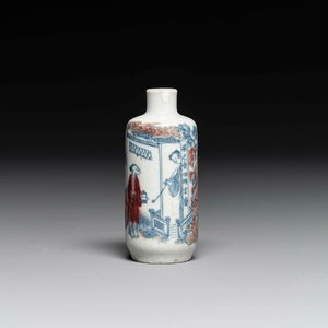Een Chinese blauw-witte en koperrode snuiffles met inscriptie, 19e eeuw — foto 1