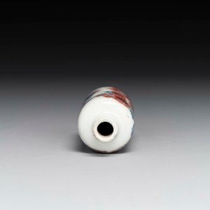 Een Chinese blauw-witte en koperrode snuiffles met inscriptie, 19e eeuw — foto 5