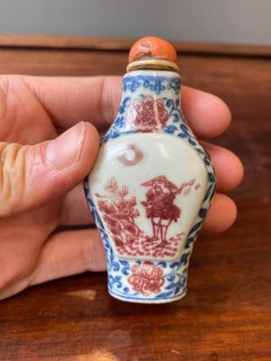 Een Chinese blauw-witte en koperrode snuiffles, Yongzheng merk en periode — foto 3