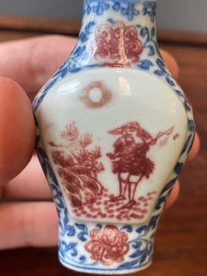 Een Chinese blauw-witte en koperrode snuiffles, Yongzheng merk en periode — foto 6