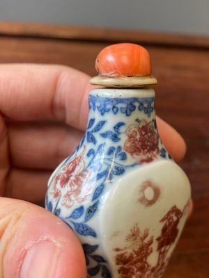 Een Chinese blauw-witte en koperrode snuiffles, Yongzheng merk en periode — foto 7