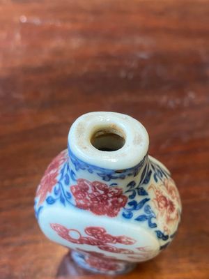 Een Chinese blauw-witte en koperrode snuiffles, Yongzheng merk en periode — foto 9