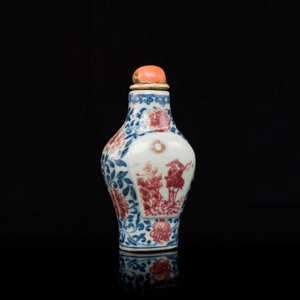Een Chinese blauw-witte en koperrode snuiffles, Yongzheng merk en periode — foto 2