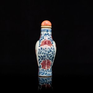Een Chinese blauw-witte en koperrode snuiffles, Yongzheng merk en periode — foto 3