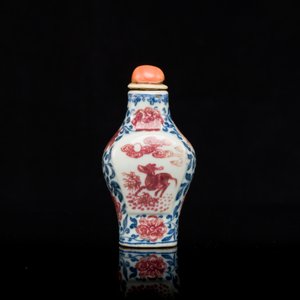 Een Chinese blauw-witte en koperrode snuiffles, Yongzheng merk en periode — foto 4