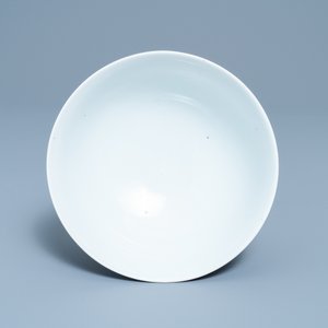 Een Chinese blauw-witte en koperrode stem bowl met onsterfelijken, Republiek — foto 6