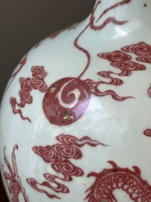 Een Chinese blauw-witte en koperrode 'tianqiu' ping vaas met draken tussen vlammen en wolken, 18e eeuw — foto 7