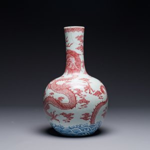 Een Chinese blauw-witte en koperrode 'tianqiu' ping vaas met draken tussen vlammen en wolken, 18e eeuw — foto 2