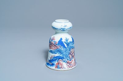 Een Chinese blauw-witte en koperrode vaas, 19/20e eeuw