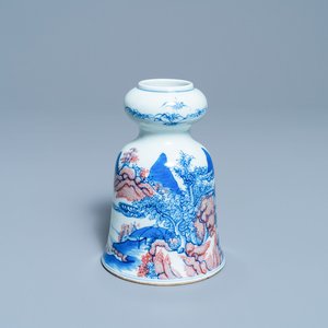Een Chinese blauw-witte en koperrode vaas, 19/20e eeuw — foto 1