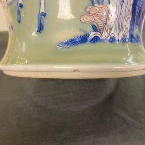 Een Chinese blauw-witte en koperrode vaas met celadon fondkleur, Kangxi — foto 13