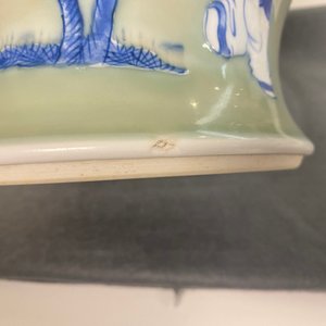 Een Chinese blauw-witte en koperrode vaas met celadon fondkleur, Kangxi — foto 15