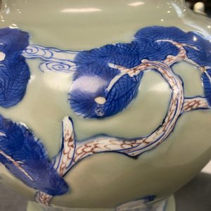 Een Chinese blauw-witte en koperrode vaas met celadon fondkleur, Kangxi — foto 18