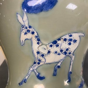 Een Chinese blauw-witte en koperrode vaas met celadon fondkleur, Kangxi — foto 20