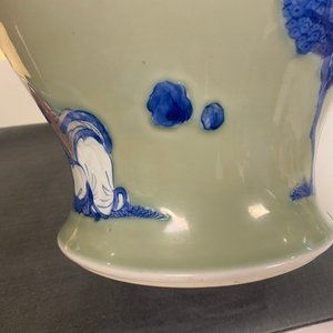 Een Chinese blauw-witte en koperrode vaas met celadon fondkleur, Kangxi — foto 26
