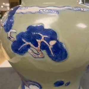 Een Chinese blauw-witte en koperrode vaas met celadon fondkleur, Kangxi — foto 27