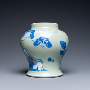 Een Chinese blauw-witte en koperrode vaas met celadon fondkleur, Kangxi — foto 3