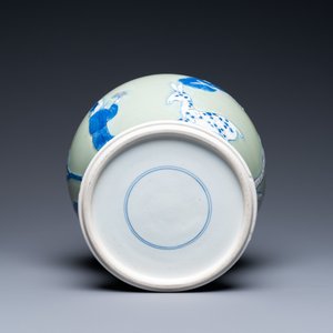 Een Chinese blauw-witte en koperrode vaas met celadon fondkleur, Kangxi — foto 5