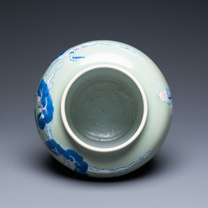 Een Chinese blauw-witte en koperrode vaas met celadon fondkleur, Kangxi — foto 6