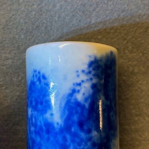 Een Chinese blauw-witte en koperrode vaas met een draak in een wolkpartij, Qianlong/Jiaqing — foto 13