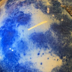 Een Chinese blauw-witte en koperrode vaas met een draak in een wolkpartij, Qianlong/Jiaqing — foto 14