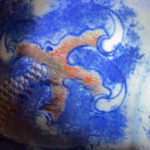 Een Chinese blauw-witte en koperrode vaas met een draak in een wolkpartij, Qianlong/Jiaqing — foto 21