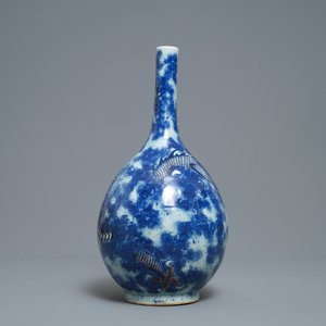 Een Chinese blauw-witte en koperrode vaas met een draak in een wolkpartij, Qianlong/Jiaqing — foto 4